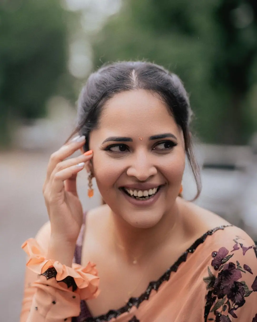 ANASUYA BHARADWAJ WEARING BEAUTIFUL EARRINGS ORANGE SAREE BLOUSE